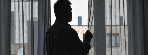 Ein Burn-out-Patient in einer Klinik. Alles erscheint ihm grau, alles ist ihm zu viel – eine klassische Depression. Foto dpa