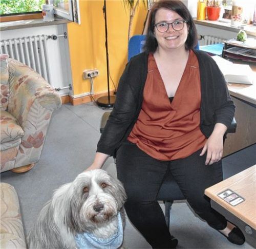 Ein eingespieltes Team: Birgit Görmann und ihre Hündin Nelly in ihrem Büro. Jetzt sucht Görmann eine neue Herausforderung. Foto Schlecker