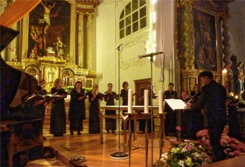 Ein Frauenensemble des „Euregio Kammerchors“ grüßte unter dem Dirigat André Golds und der Klavierbegleitung durch Michael Frohnmeyer Maria, die Mutter des Herrn, in St. Magdalena, Altötting. Foto  gär