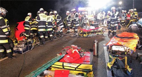 Ein Heer an Einsatzkräften versuchte nur wenige Minuten nach dem Zusammenstoß, das Leben von Ramona Daxlberger und Melanie Rüth zu retten. Die Verletzungen der beiden Mädchen waren jedoch tödlich.Foto reisner