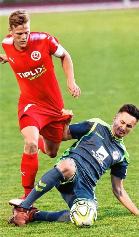 Ein Kampf auf Biegen und Brechen: Auch heute wird es für Matthias Heiß und 1860 Rosenheim um jeden Ball heiße Zweikämüfe geben. Foto Ziegler