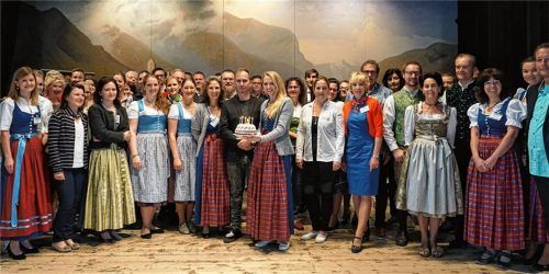 Ein Kuchen zum fünften „Geburtstag“ des Chiemgau Alpen Business Treffs: Alle Aussteller hatten sich um Christina Pfaffinger, Chiemsee-Alpenland Geschäftsführerin (vordere Reihe, Sechste von links, im Dirndl), versammelt. Foto re