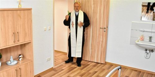 Ein Segen für die Menschen: Pater Bernhard Stiegler weihte die Räume der Hospizinsel gestern ein.Fotos  hon/kob