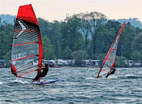 Ein Zweikampf zwischen Toni Stadler (links), der nach dem ersten Wettkampftag in Führung lag, und Stephan Hecker, der am Ende den Chiemsee-Cup erneut gewann.Foto Horber