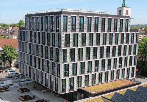 Eine Behörde der Zukunft: Im Neubau des Landratsamtes finden 120 Mitarbeiter Platz. Der schmale Bauteil in der Mitte verbindet Alt- und Neubau und ermöglicht einen eigenen Zugang.