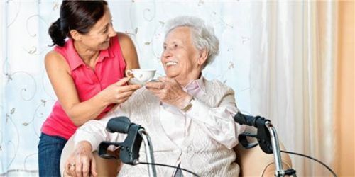 Eine wichtige Aufgabe in der Pflege ist die Hilfe beim Essen und Trinken. Foto  fred froese/istockphoto.com