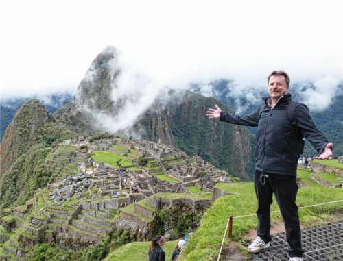 Einer der Höhepunkte der Reise nach Peru: Der Besuch von Machu Picchu, im Vordergrund unser Autor. Im Mittelpunkt stand freilich die Musik (Bild rechts): Trompetensatzprobe vor dem Konzert in Lima. Fotos Geiger