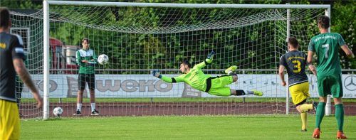 Einmal war Mihajlo Markovic geschlagen: Beim Schuss des Moosachers Ivan Bacak (nicht im Bild) war der famose SBR-Tormann machtlos.Foto Ruprecht