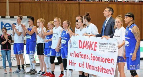 Enttäuschte Wasserburger Spielerinnen bedankten sich nach dem Spiel mit einem Plakat. Fotos  Müller