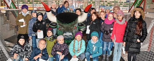Erinnerungsfoto an einen „coolen“ Tag: die Klasse 3a der Astrid-Lindgren-Schule mit dem Maskottchen der Starbulls. Foto re