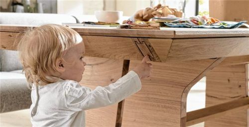 Es gibt viele gute Gründe, das Zuhause mit Erzeugnissen aus echtem Holz einzurichten. Foto  DGM/Voglauer Möbelwerk