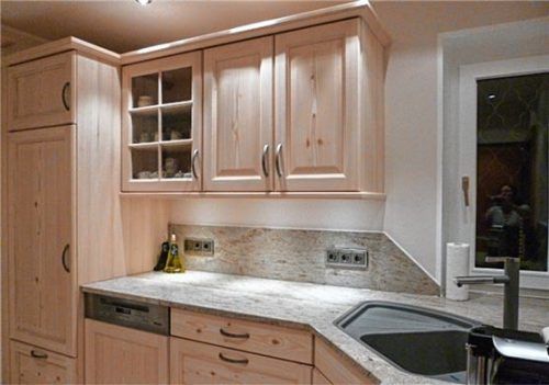 Es ist ein erholsames Gefühl, sich in Wohnräumen zu bewegen, zu sitzen oder zu liegen, die mit Möbel aus Massivholz eingerichtet sind.