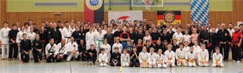 Etwa 120 Kämpfer und Kämpferinnen waren zum diesjährigen Bundeslehrgang des TSV Rohrdorf/ Thansau gekommen.Foto eg