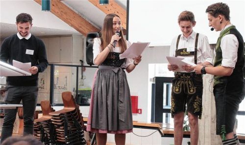 Faust auf Bayerisch: Geschichte aus der Schülerzeitung des Chiemgau-Gymnasiums Traunstein. Die Schüler zeigten bei ihrem Auftritt in Rosenheim, dass man sich auch auf humorvolle Weise mit Bayerns Historie auseinandersetzen kann. Fotos Reisner