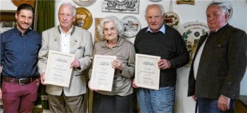 Felix Hörfurter (links) ehrte zusammen mit Peter Mayer (rechts) die langjährigen Mitglieder Hubert Huber (Zweiter von links), Rosa Hörfurter und Werner Brandmeier.
