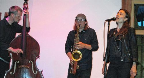 Fesselten mit ihrem Vortrag die Zuhörer: Lucia Cadotsch, Saxofonist Otis Sandsjö und Bassist Petter Eldh (von rechts). Foto Geis