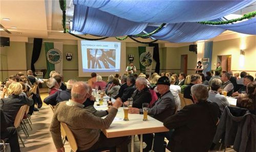 Festleiter Sepp Brem junior informierte mehr als 100 Bürger im Dorfhaus über das bevorstehende Gaufest.Foto re