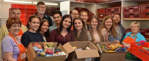 Freuen sich gemeinsam (von rechts): Heide Niggl von der Rosenheimer Tafel, Lehrer Michael Steurer, Schüler des Karolinen-Gymnasiums und Mitarbeiter der Rosenheimer Tafel.Foto re