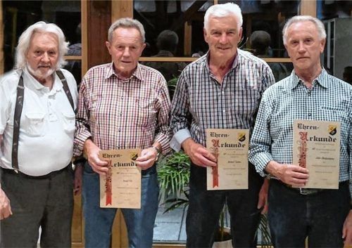 Für 60-jährige Mitgliedschaft wurden geehrt (von links): Walter Ass, Konrad Fritz, Gerhard Taschner und Jakob Oberfuchshuber.Foto  Niessen