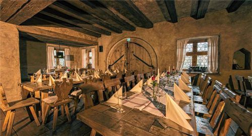 Für alle größeren Veranstaltungen wie Hochzeiten, Geburtstage, Firmenfeiern empfiehlt sich der Saal, der für bis zu 80 Personen Platz bietet.