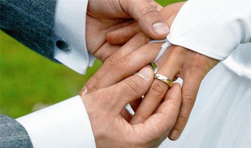 Für viele Paare zählt die Hochzeit zu den schönsten Momenten des Lebens. Im Ehesegnungsgottesdienst können Paare ihre Erinnerungen daran jetzt aufleben lassen. Foto dpa