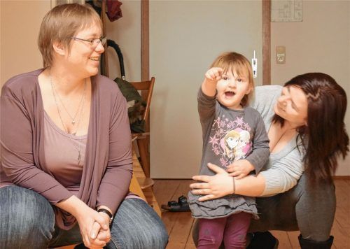 Geborgenheit macht glücklich: Jessica Knobloch (rechts) und ihre Tochter Samira leben im Mutter-Kind-Heim von Silke Kochendörfer-Schneeweis. Fotos Kirchner