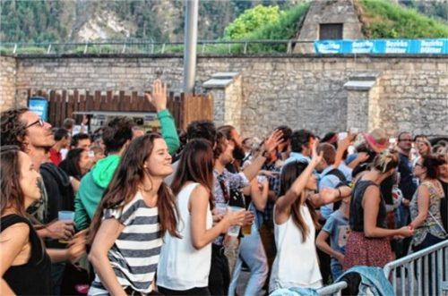 Gelungene Premiere: Das Publikum in der Kufsteiner Arena tanzte unter anderem zur Musik der Münchner Rapperin Nina „Viva“ Sonnenberg (mit der Jazzrausch-Bigband im Hintergrund). Fotos wunsam