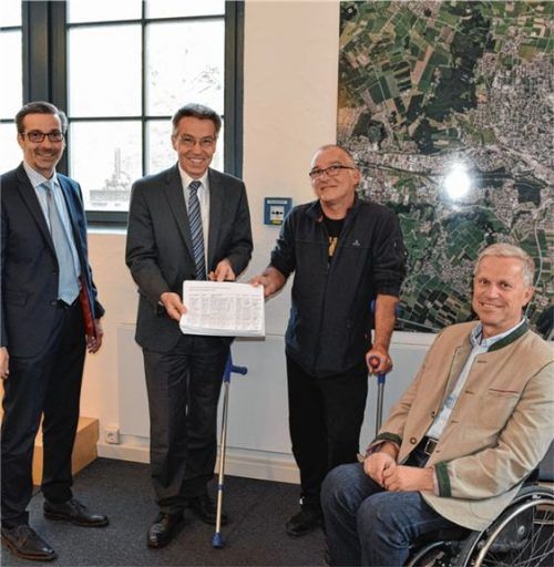Gemeinsam für die Entlastung der Ortsdurchfahrt: CSU-Gemeinderat Christian Knoblich, der CSU-Landtagsabgeordnete Otto Lederer, Michael Mank, Initiator der Unterschriftensammlung, und Kiefersfeldens Bürgermeister Hajo Gruber (von links).Foto  re