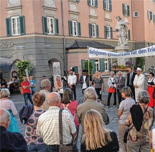 Gemeinsamer Friedensweg der Religionen. Foto re
