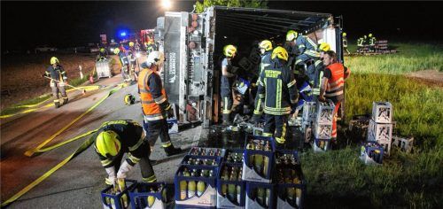 Getränkelaster kippt um: Fahrer im Führerhaus eingeklemmt