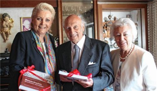 Glückwünsche überreicht: Oberbürgermeisterin Gabriele Bauer mit dem Jubilar Josef Heindl und seiner Frau Renate. Foto Rossteuscher