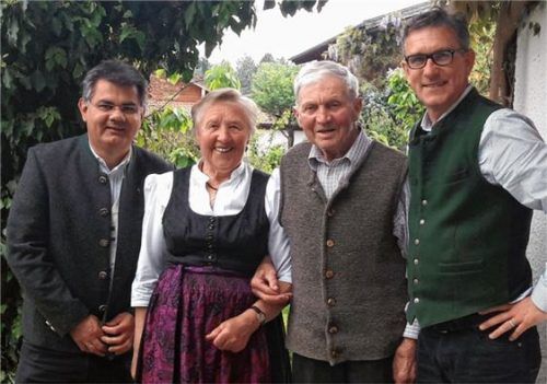 Gratulationen zur Diamant-Hochzeit an Centa und Wolfgang Stuffer (Mitte) gab es auch von Diakon Günter Schmitzberger (links) und Bürgermeister Georg Huber (rechts).