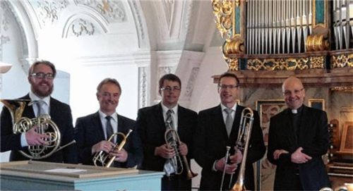Großartiges Gespann: Christoph Müller, Klaus Bernhard, Roland Ernstberger, Peter Kneißl und Stefan Kling (von links) an der Mathis-Orgel in Au. Foto Kebinger