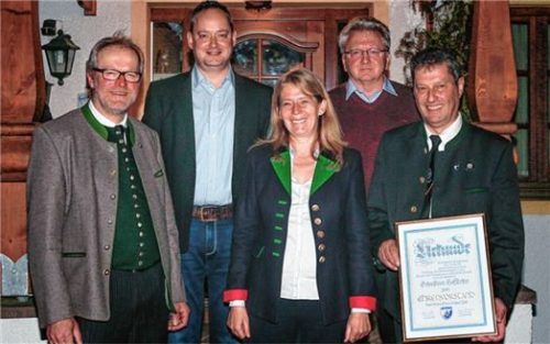 Große Ehre für Sebastian Hofstetter (rechts), der 25 Jahre dem Verein vorstand. Von links: Konrad Schauer, Martin Mühlnickel, Doris Laban und Pius Graf gratulierten dem neuen Ehrenvorsitzenden. Foto re