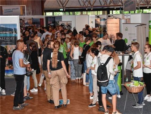 Großer Andrang herrschte am Samstag im Rosenheimer Kuko. 110 Aussteller warteten auf die Schüler.