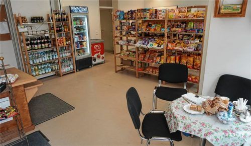 Großes Angebot im Rosenheimer Miniladen: Die Ehrenamtlichen kaufen ihre Waren von größeren Supermärkten und verkaufen diese dann mit einem Aufschlag in ihrem Geschäft in der Lessingstraße. Fotos Heise
