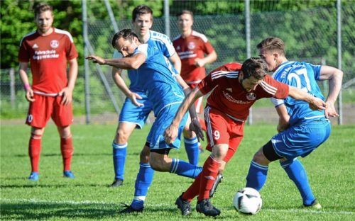 Großholzhausens Stephan Wiesböck setzt sich gegen zwei Endorfer durch.Foto Ruprecht