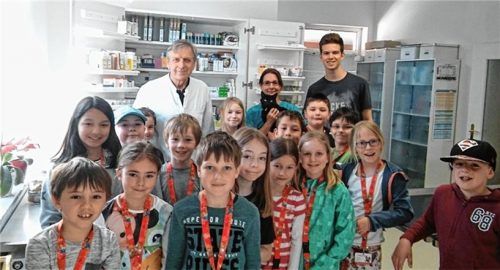 Gruppenaufnahme mit Herrn Fuchsberger: die Klasse 3a der Aschauer Preysing-Grundschule mit Tierarzt Dr. Richard Fricke, Tierarzthelferin Astrid Mörner und ihrem Kater.