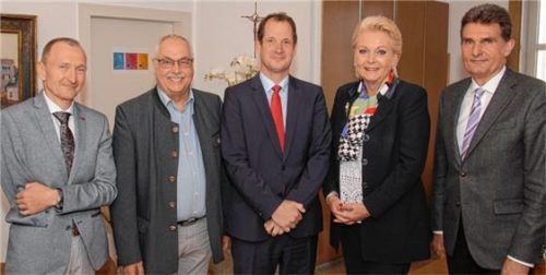 Gruppenbild mit dem neuen Caritasdirektor (von links): Christian Meixner, Leiter Sozialamt; Erwin Lehmann, Kreisgeschäftsführer Caritas; Georg Falterbaum, Diözesan-Caritasdirektor; Gabriele Bauer, Oberbürgermeisterin und Michael Keneder, Stadtdirektor. Foto Trux