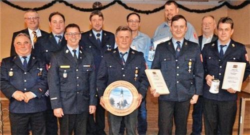 Gruppenfoto mit den Geehrten (von links): Kommandant Franz Xaver Maier, Zweiter Bürgermeister Bernhard Summerer, Zweiter Vorsitzender Michael Kirschner, Kreisbrandmeister Manfred Gierlinger, Vorsitzender Christian Obinger, Georg Liegl, Martin Kirschner, Hermann Luckabauer, Florian Wagner, Bürgermeister Sebastian Forstner und Alois Opperer junior.Foto Niessen