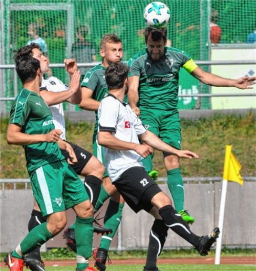 Gute Kopfballchance für Christoph Börtschök, aber der Ball verfehlt das Tor.Foto Neumeier