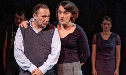 Haben Erfolg in einer Welt ohne Anstand und ohne Werte: Matthias Grundig als Gorge und Judith Toth als knallharte Managerin. Foto Flamm