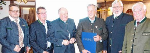 Hans Berger (Vierter von links) wurde im Beisein der stellvertretenden Kreisvorsitzenden Norbert Zehrer und Sepp Höfer, des Kreisvorsitzenden Christian Glas sowie des Landesvorsitzenden Sebastian Friesinger und des Ehrenvorsitzenden Adolf Dinglreiter (von links) zum Ehrenmitglied des Bayernbundes im Landkreis Rosenheim ernannt.Foto hötzelsperger