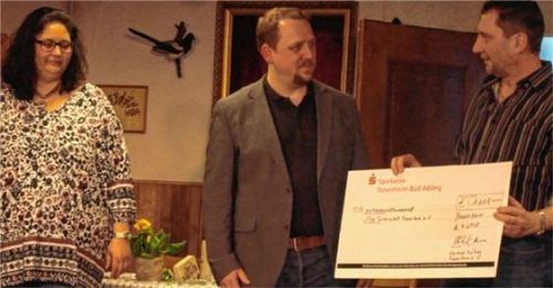 Heimatbühne Rosenheim spendet 1111 Euro