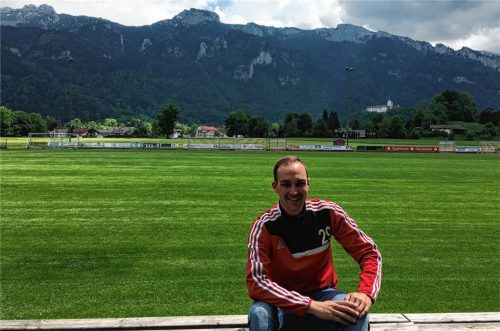 Hier fühlt er sich zu Hause: Tobias Prankl, designierter Vorsitzender des WSV Aschau, vor dem Sportplatz, der sogar einen Blick auf das Schloss Hohenaschau bietet. Fotos Weinzierl