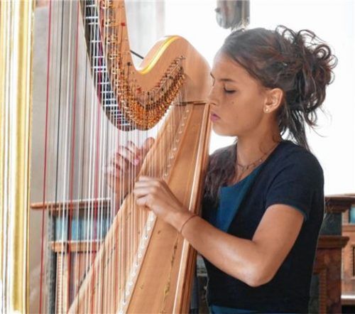 Hochvirtuos: Norea Nettekoven beim Spielen auf der goldenen Harfe. Foto Janka