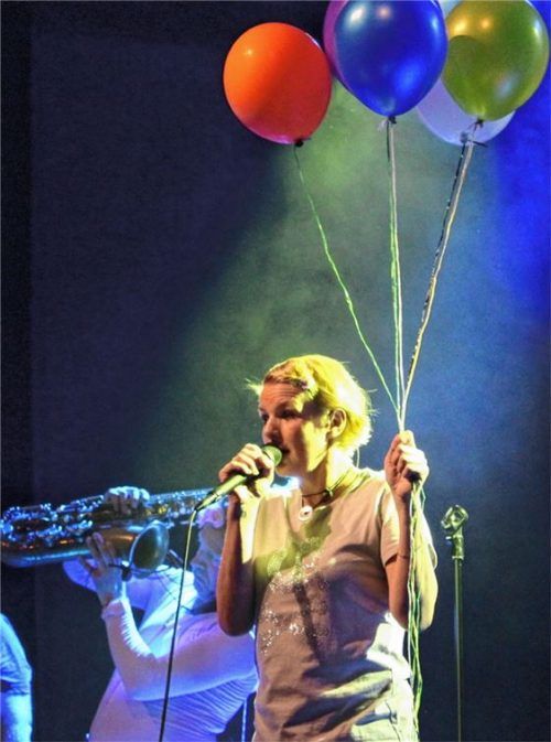 „Ich schenk Dir einen Luftballon“ hieß eines der Lieder, die Mirja Boes und ihre Band zum Besten gaben. Foto Wunsam