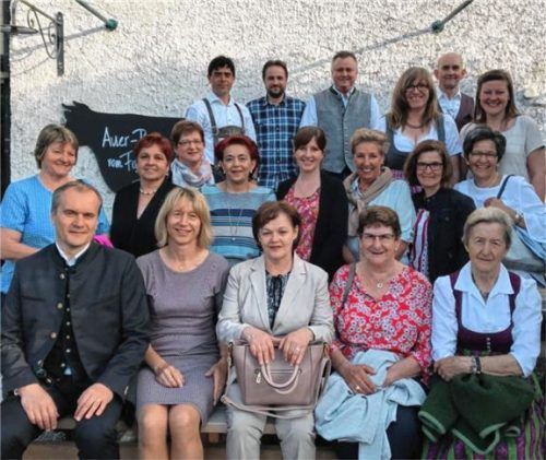 Im Bild: Kathi Loinger, Thomas Albrecht, Annelies Leitmannstetter, Theresa Albrecht, Tina Warter, Lucian Blaga, Celebija Bilalovic, Hanna Mulaosmanovic, Marius Blaga, Maria Riedler, Hans Bauer, Anneliese Görgmayer, Gerti Gartner, Maria Hefter, Martina Wohlschlager, Darci Ramos, Margit Schmid, Lisa Knoll, Anna Stocker (von links). Nicht im Bild: Sepp Köber, Helmut Rost, Rada Kant.Foto re