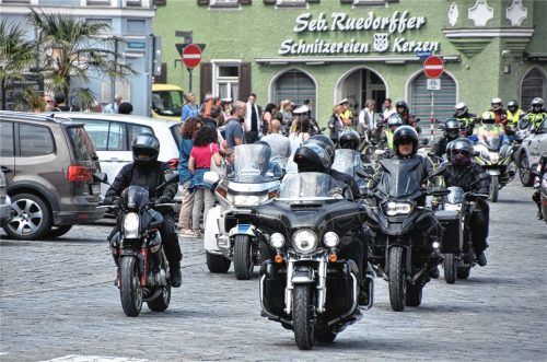 Im Korso mit Polizeibegleitung durch die Innenstadt. Fotos Schlecker