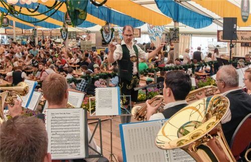 Im urigen Bierzelt ist ein abwechslungsreiches Programm geboten.